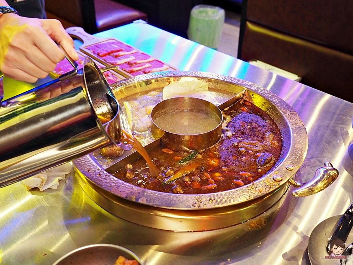 牛骨酸白菜鍋我們也很喜歡，酸爽夠勁，煮了食材也能很好地吸收酸香，非常推薦！（圖／高雄美食。茉莉小姐說說話提供）