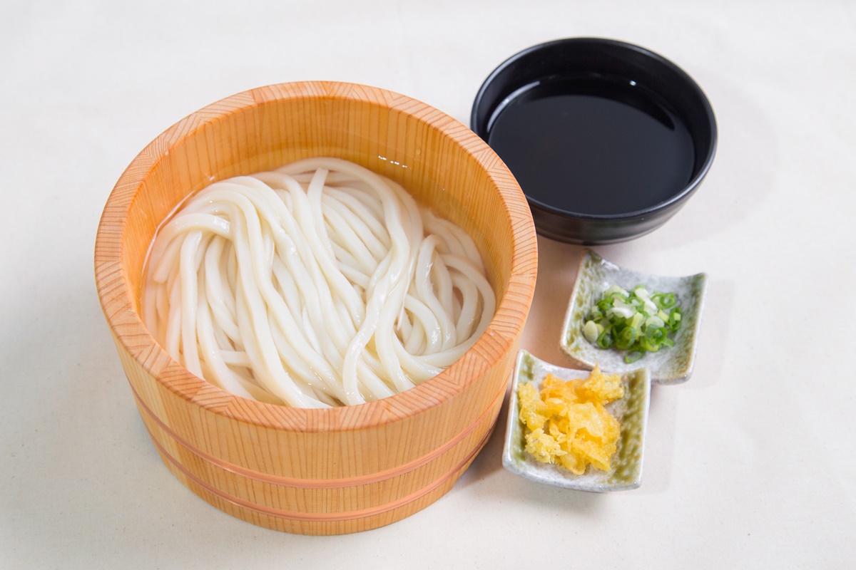 「丸亀製麵」家樂福淡新店將於1/10盛大開幕,限時送「釜揚烏龍麵(中)」。(圖/ 丸亀製麵提供)