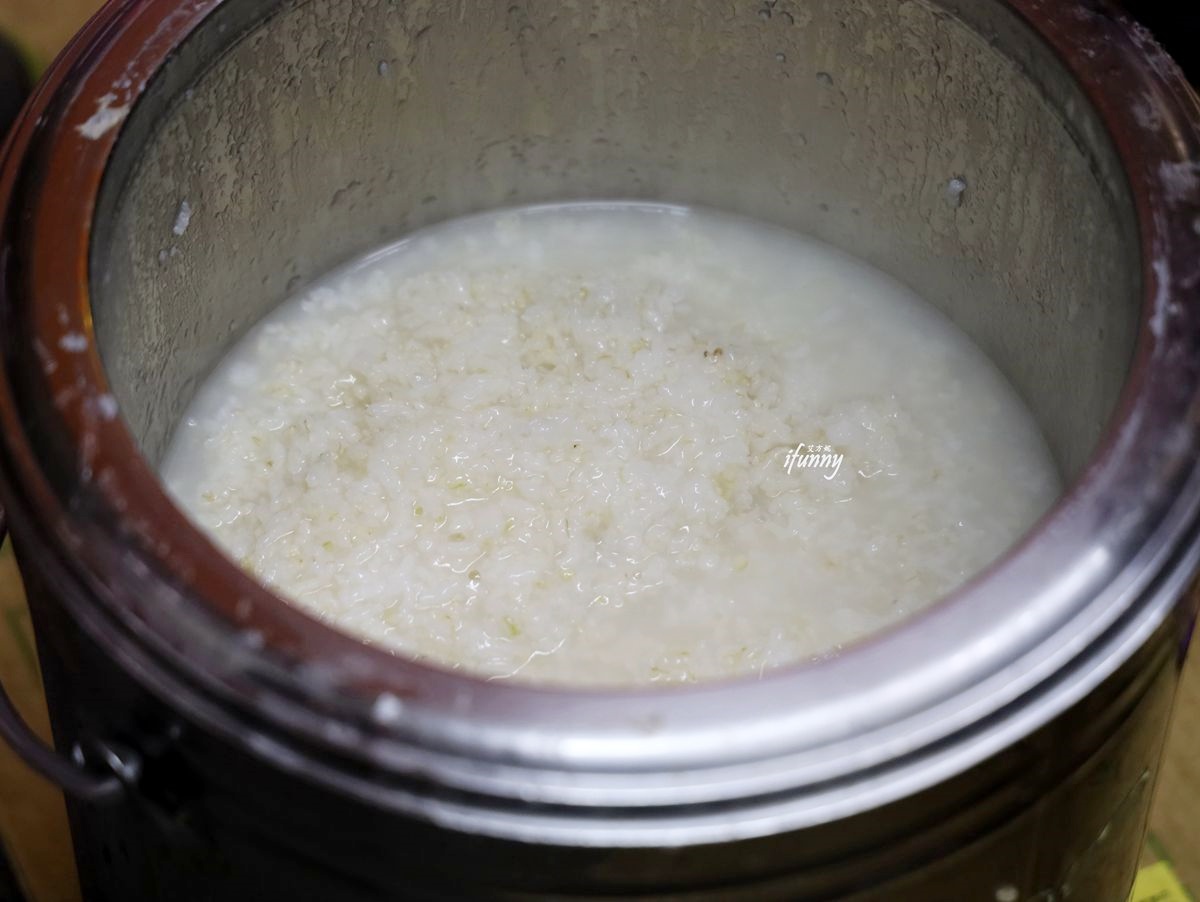 「鴉片粥」美味的秘密，就是粥底特別加入6種蔬果、3種米熬煮，皮蛋也都是現剝再整顆搗碎加入粥裡。（圖／ifunny艾方妮的遊樂場提供）
