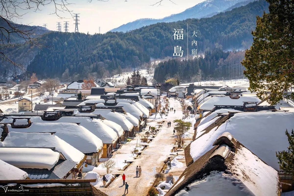 福島「大內宿」為日本3大茅草屋聚落之一,也是曾經的江戶驛站,歷經百年後仍然沒有被時代和科技改變。(圖/慢慢與Byron的旅行泡泡提供)