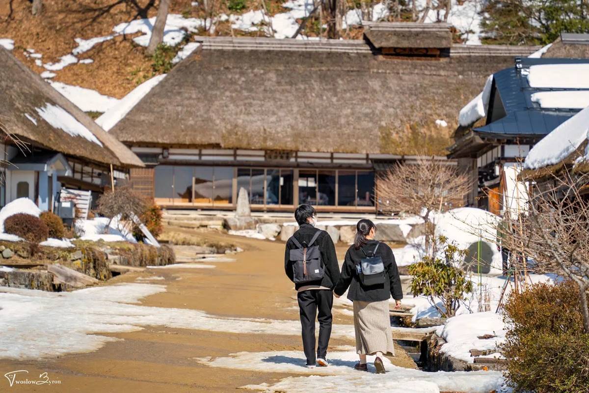 「大內宿」曾經是江戶時代的驛站,時至今日仍沒有過多的新時代建設,至今街道上還是維持著泥巴路的原況。(圖/慢慢與Byron的旅行泡泡提供)