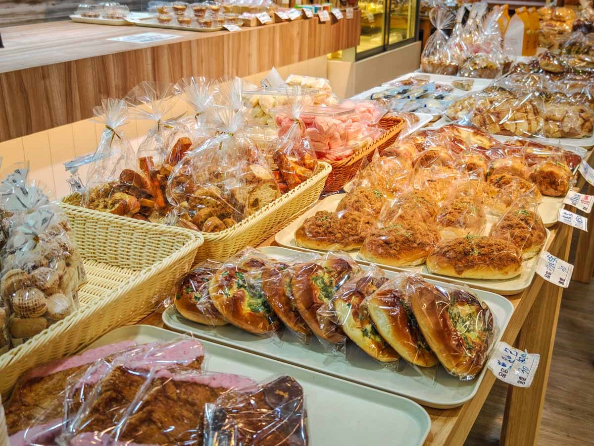 店內麵包種類相當多元，想吃台式、西式通通有。（圖／阿綿吃Fun最大提供）