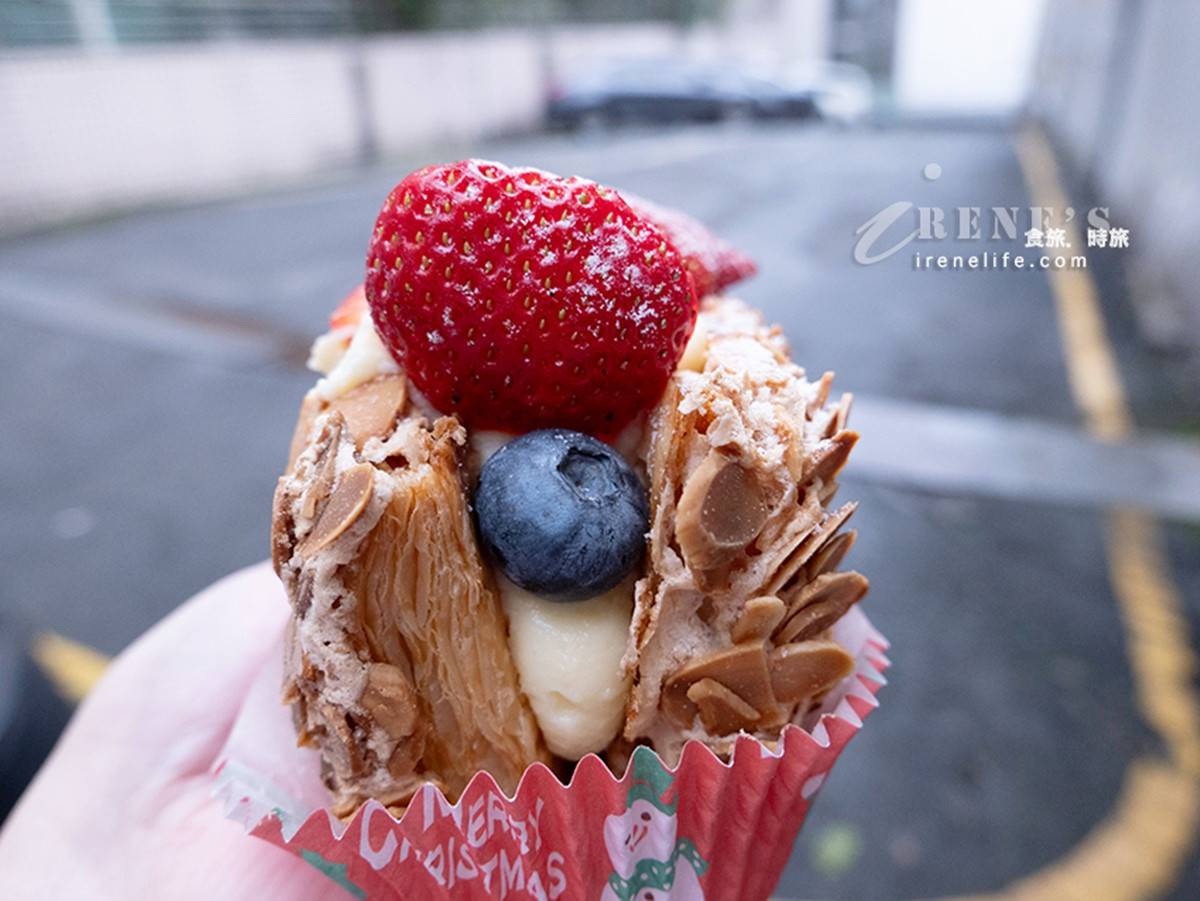 「草莓奶凍千層酥」（90元）也是一大必吃的招牌甜點。（圖／Irene's 食旅．時旅提供）
