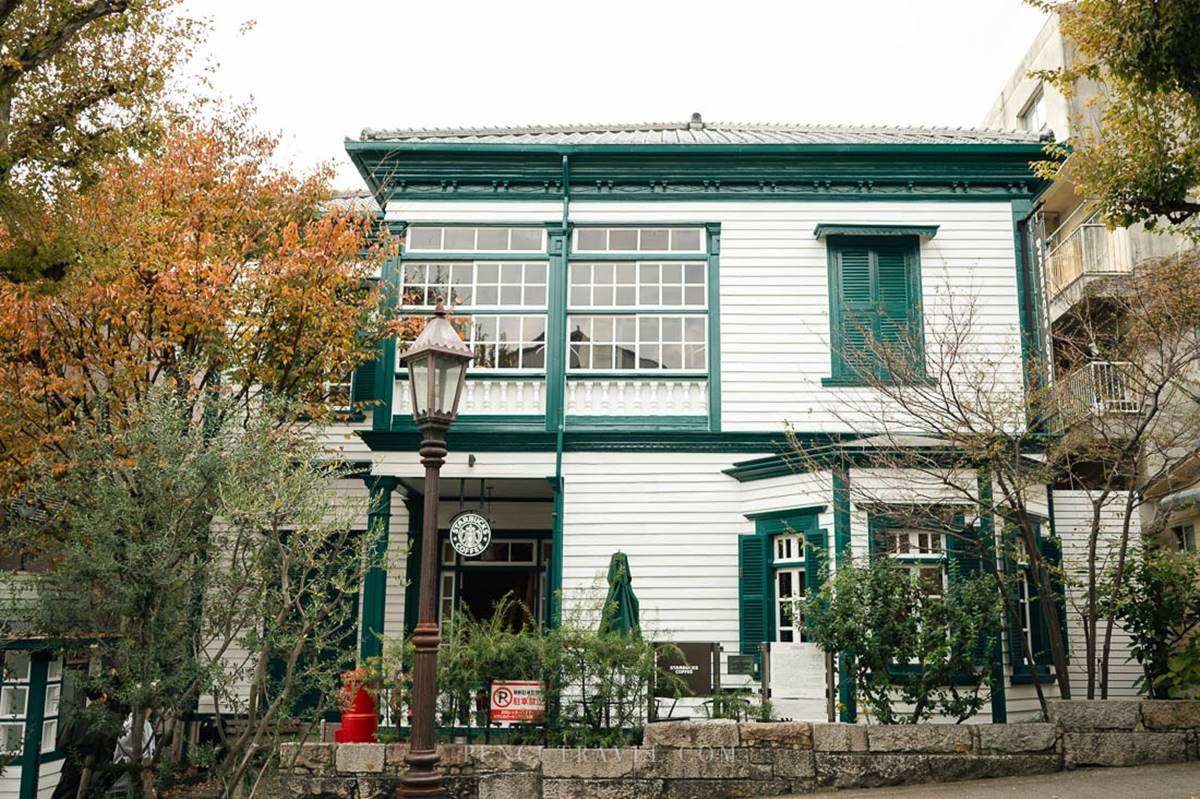 「星巴克神戶北野異人館店」位於北野町的北野坂，交通便利。（圖／Pengu Travel提供）
