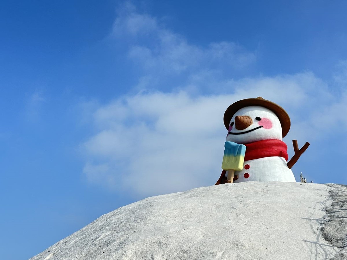 山頂還有療癒滿分的巨大雪人在迎接大家!(圖/七股鹽山臉書粉專提供)