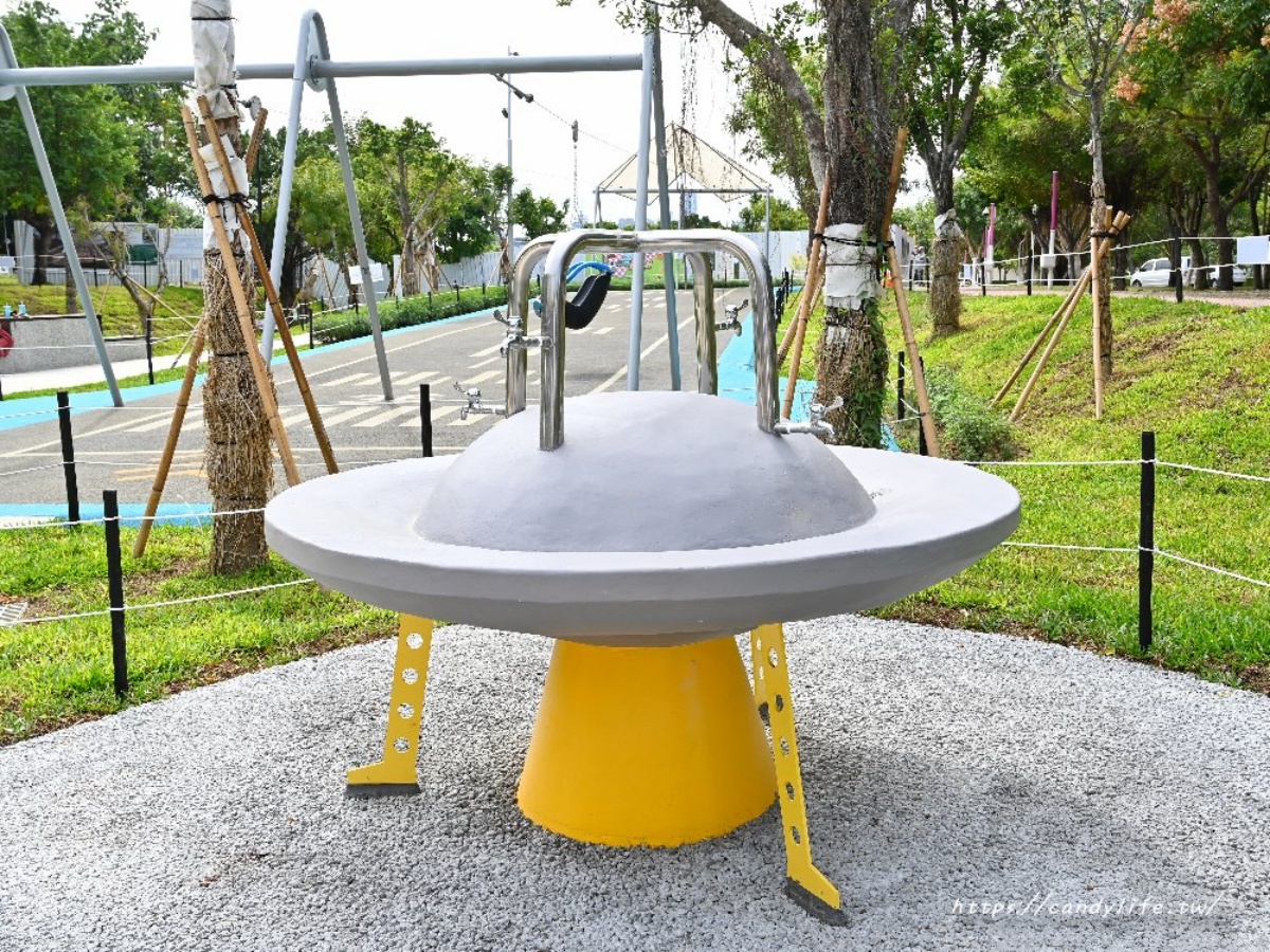 可愛的飛碟造型洗手台，高度適合小朋友使用。（圖／糖糖‘s 享食生活提供）