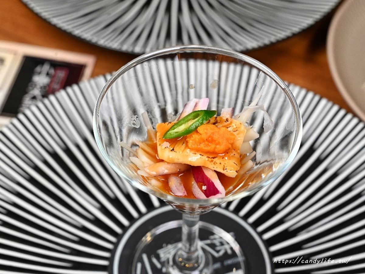 「炙燒魷魚佐馬糞海膽」Q彈魷魚,配上濃濃海味的馬糞海膽,鮮甜滋味在嘴裡化開。(圖/糖糖’s 享食生活提供)
