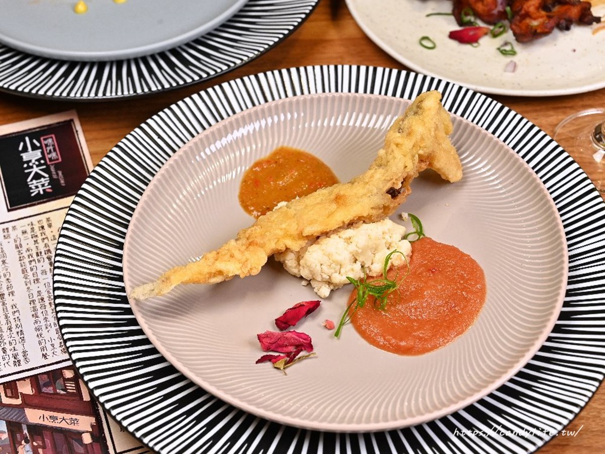「酥香龍頭魚佐風味雙醬」外皮香酥,魚肉細緻鮮甜,魚刺細軟可入口。(圖/糖糖’s 享食生活提供)