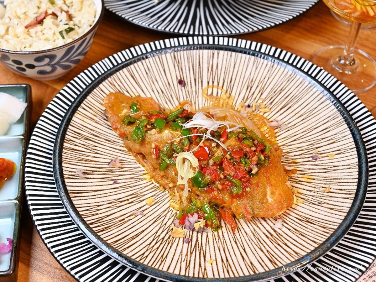 「青紅雙色悶蒸鮭魚前腹肉」魚肉富含香氣及水分,肉質細緻鮮甜。(圖/糖糖’s 享食生活提供)