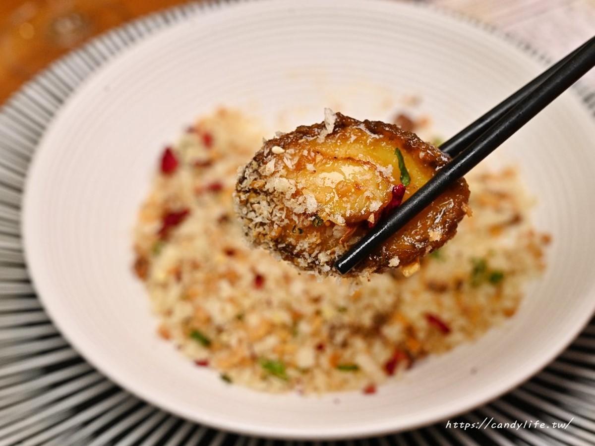 主菜「馬琴子酥蒜皇家豬佐鮑魚」吃得到整顆的鮑魚,搭配炒酥的香料一起享用,口感與香氣都很足。(圖/糖糖’s 享食生活提供)