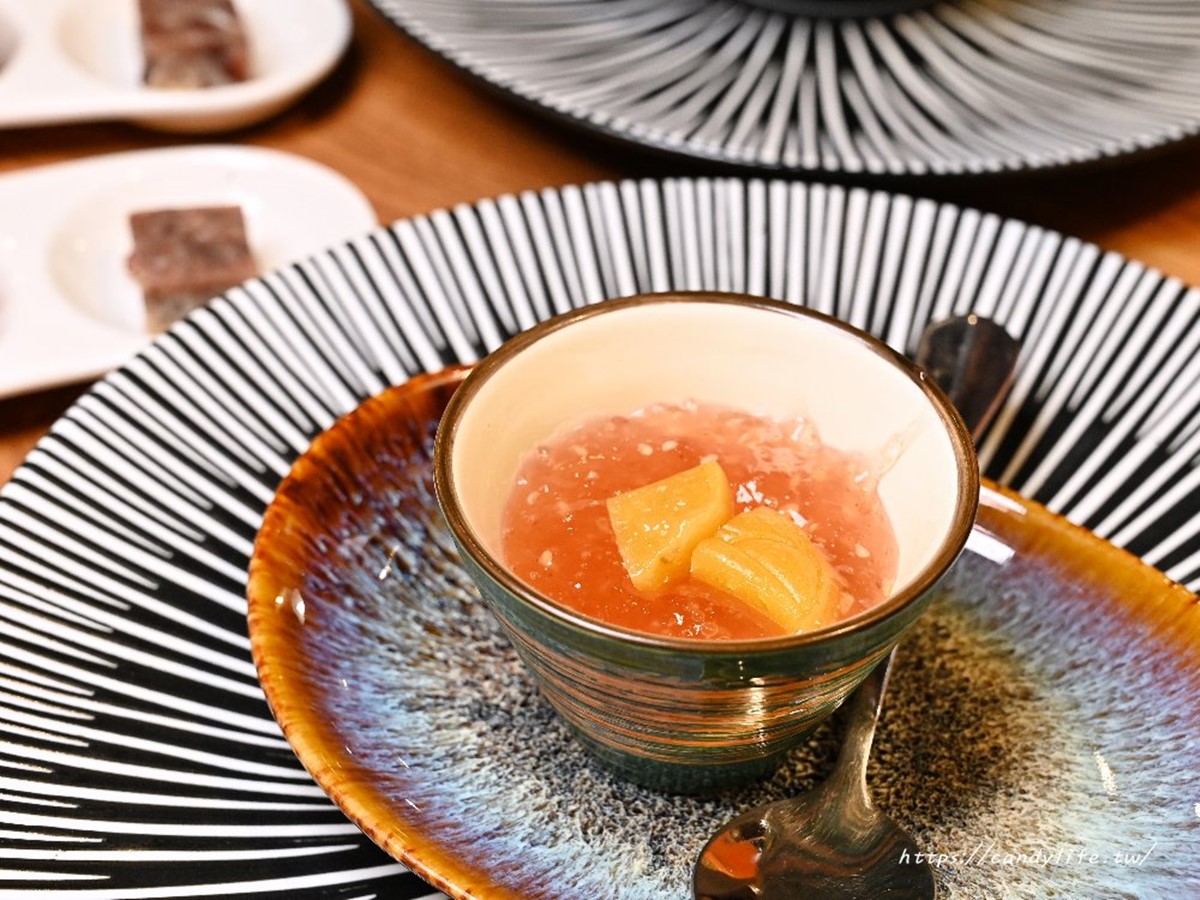 甜點「地瓜蒸糕蓮藕羹」羹湯質地偏向膠質感,口感香Q滑嫩帶點微甜。(圖/糖糖’s 享食生活提供)
