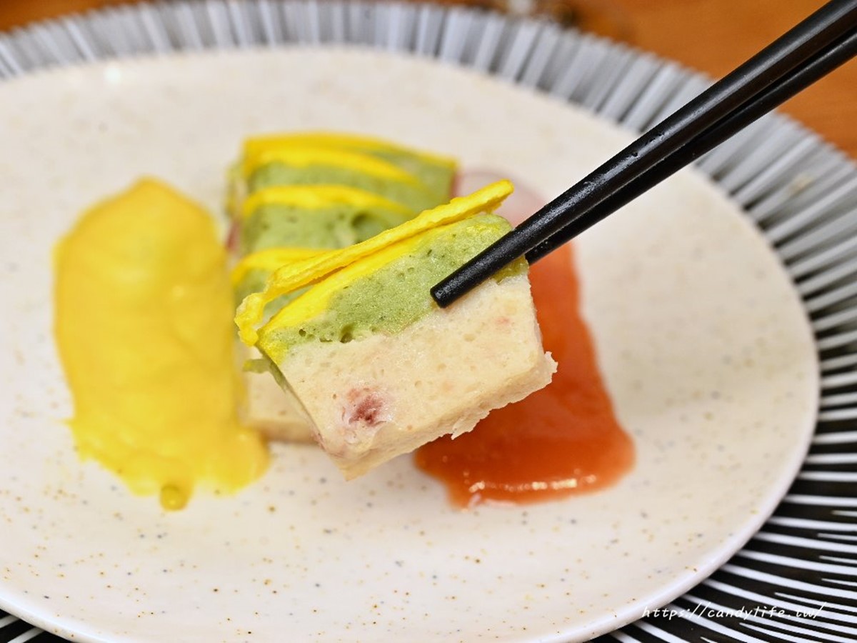 「兒童餐」包含前菜三色魚糕與糖醋風味的炸雞燴飯。(圖/糖糖’s 享食生活提供)