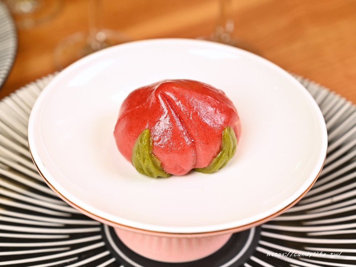 生日禮為壽桃造型的糯米蒸糕,口感軟糯,香甜不膩。(圖/糖糖’s 享食生活提供)