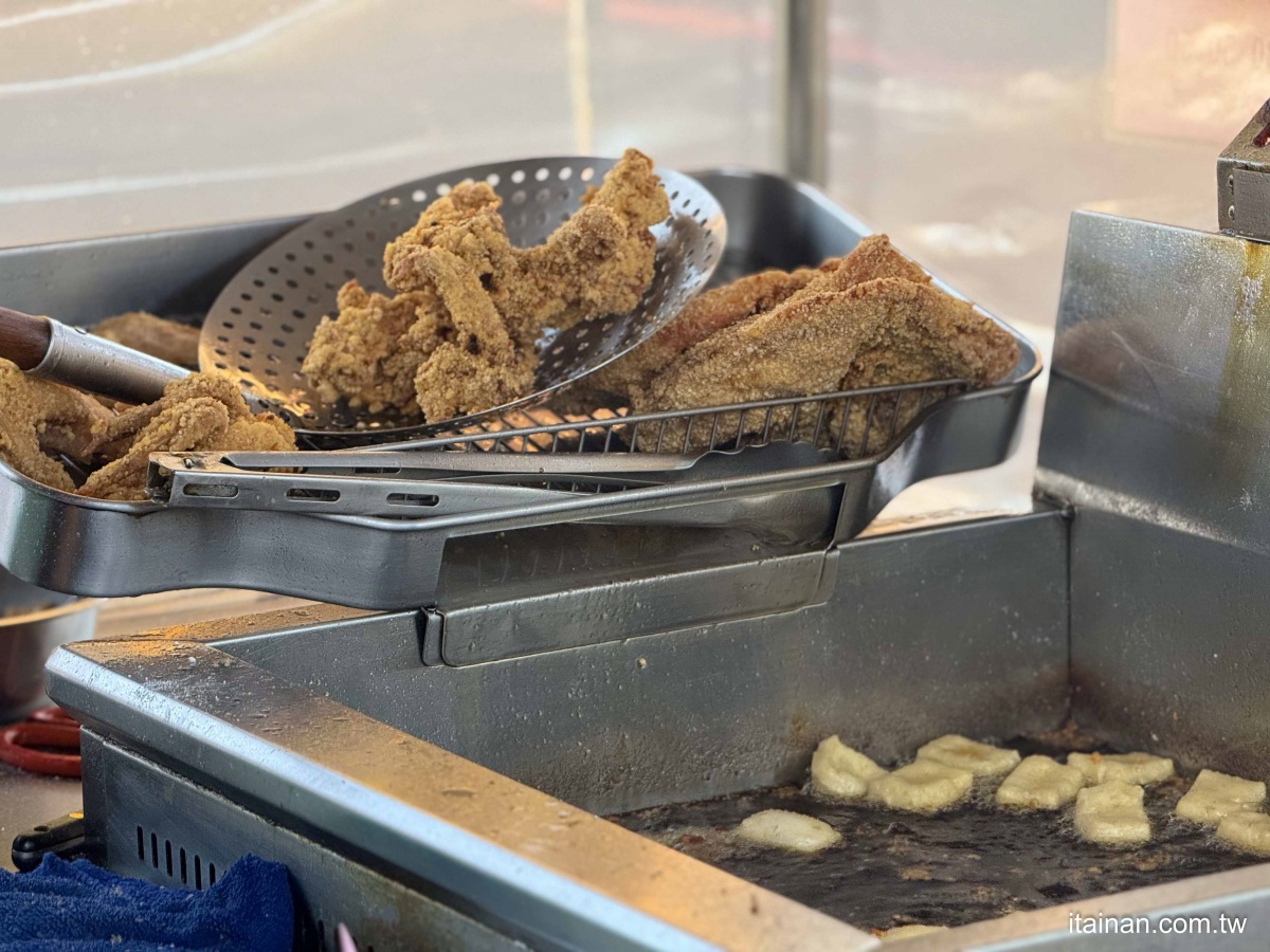 50元雞排超大一塊,外皮酥脆、肉嫩多汁超過癮。(圖/台南好Food遊提供)