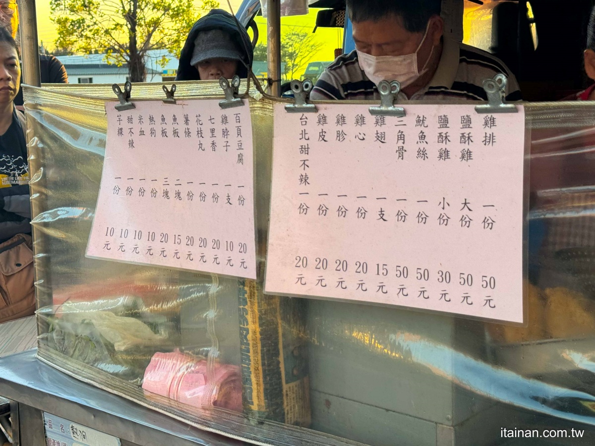 「龍山宮廟口無名炸雞排」位於七股龍山宮廟前。(圖/台南好Food遊提供)