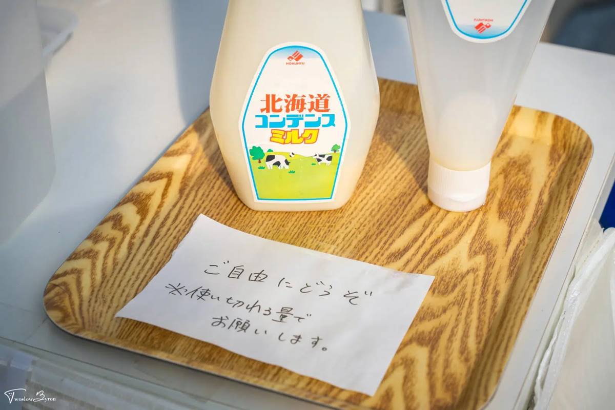 若是怕酸的人,草莓園還提供免費煉乳可一併享用。(圖/慢慢與Byron的旅行泡泡提供)