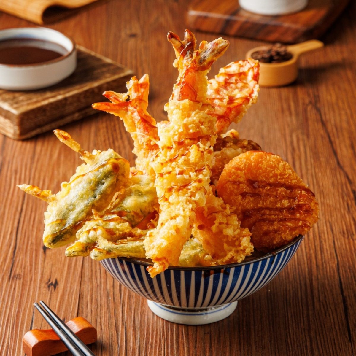 顧客可親手挑選自己喜愛的天婦羅,搭配淋上道地天丼醬汁的白飯。(圖/ 丸亀製麵提供)