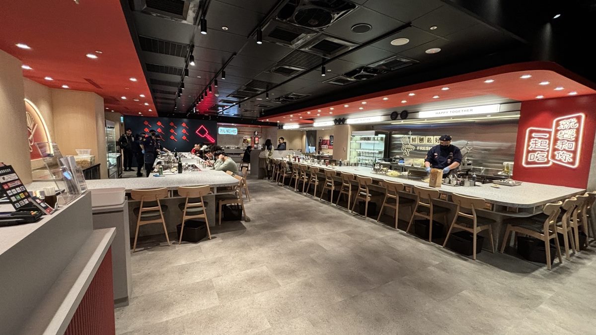 「就饗鐵板燒」蘆洲家樂福店店內環境空間寬敞明亮。(圖/王品集團提供)
