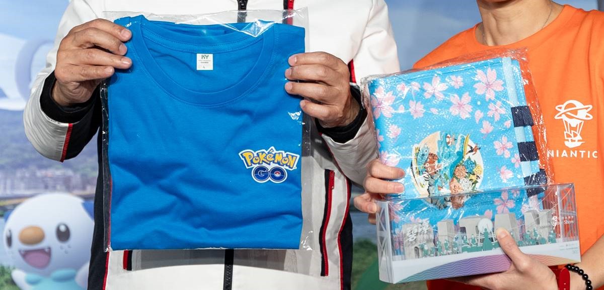 限量版「Pokémon GO Tour：合眾地區」主題Ｔ恤等周邊紀念品，只有親臨現場才買得到！（圖／新北觀光局提供）
