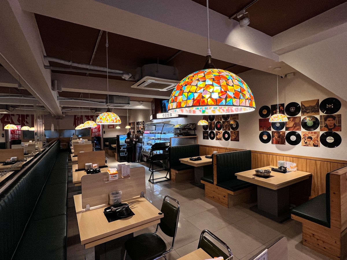 店內裝潢以復古吊燈、黑膠唱片和海報,營造溫馨懷舊的氛圍。(圖/達浪的日常手札提供)