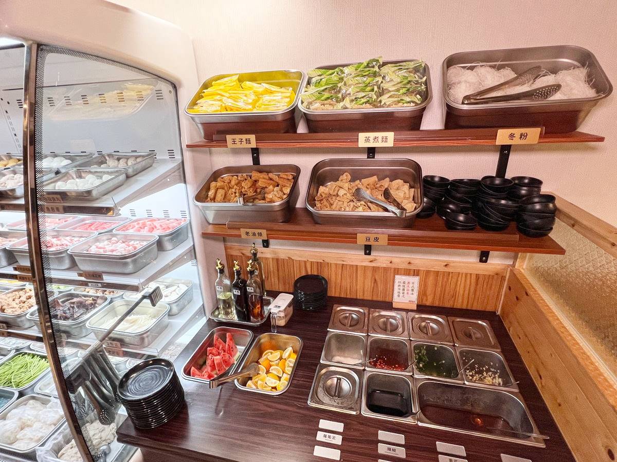 另一邊還有麵類、油條、豆皮、水果、醬料可自取。(圖/達浪的日常手札提供)