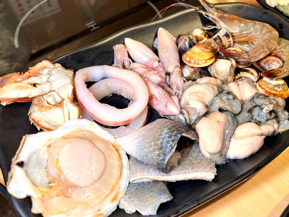 火鍋肉片標榜只用100%原肉,海鮮不僅種類多,品質也新鮮。(圖/達浪的日常手札提供)