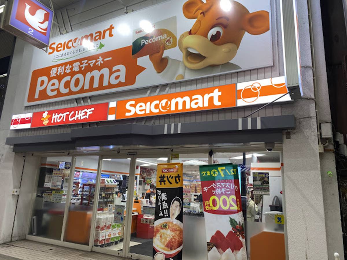 北海道便利商店「Seicomart」遍布北海道街頭巷尾，顯眼的橘色小鳥招牌成為識別的正字標記。（圖／十六行跡提供）