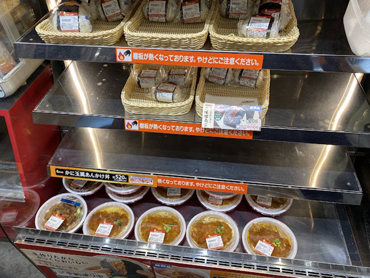 「Hot Chef」熟食專區提供現做便當、飯糰、炸雞、薯條等熱食，是上班族和主婦們的最愛。（圖／十六行跡提供）