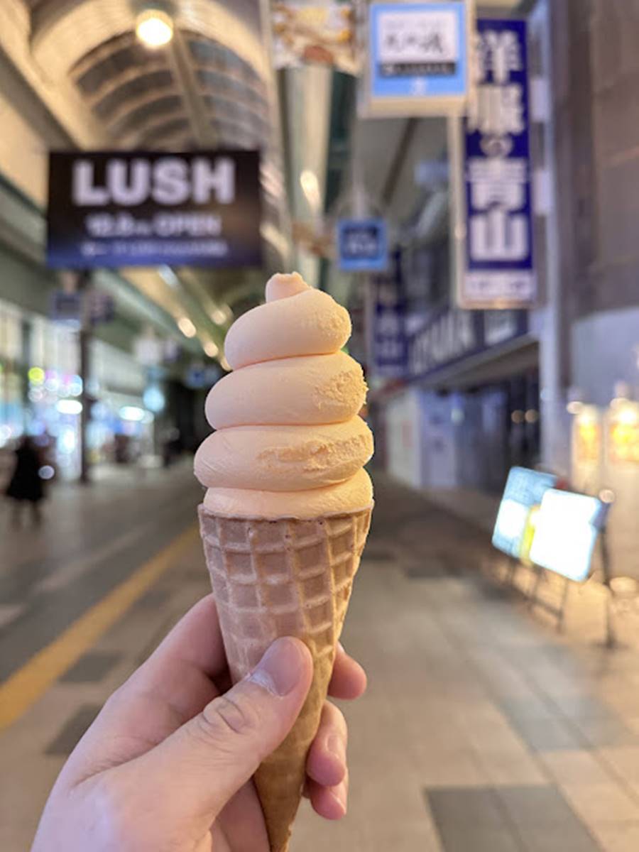 Seicomart的哈密瓜牛乳霜淇淋採用道產的紅肉哈密瓜和自家牛乳製作，裡面含有8%哈密瓜汁成分。（圖／十六行跡提供）