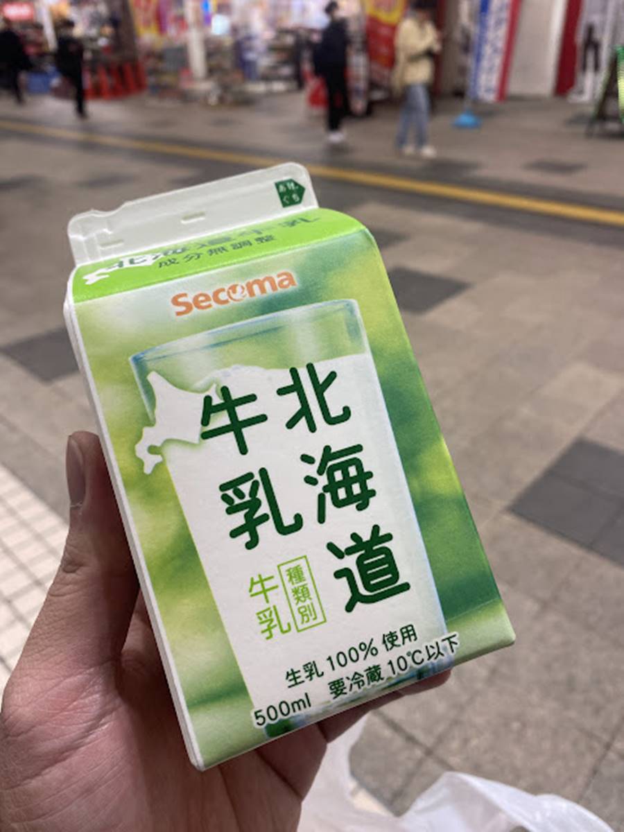 北海道是日本主要的乳品勝地，Seicomart店裡經常可以看到一字排開標榜「北海道生乳」「北海道產」等字樣的乳製品。（圖／十六行跡提供）