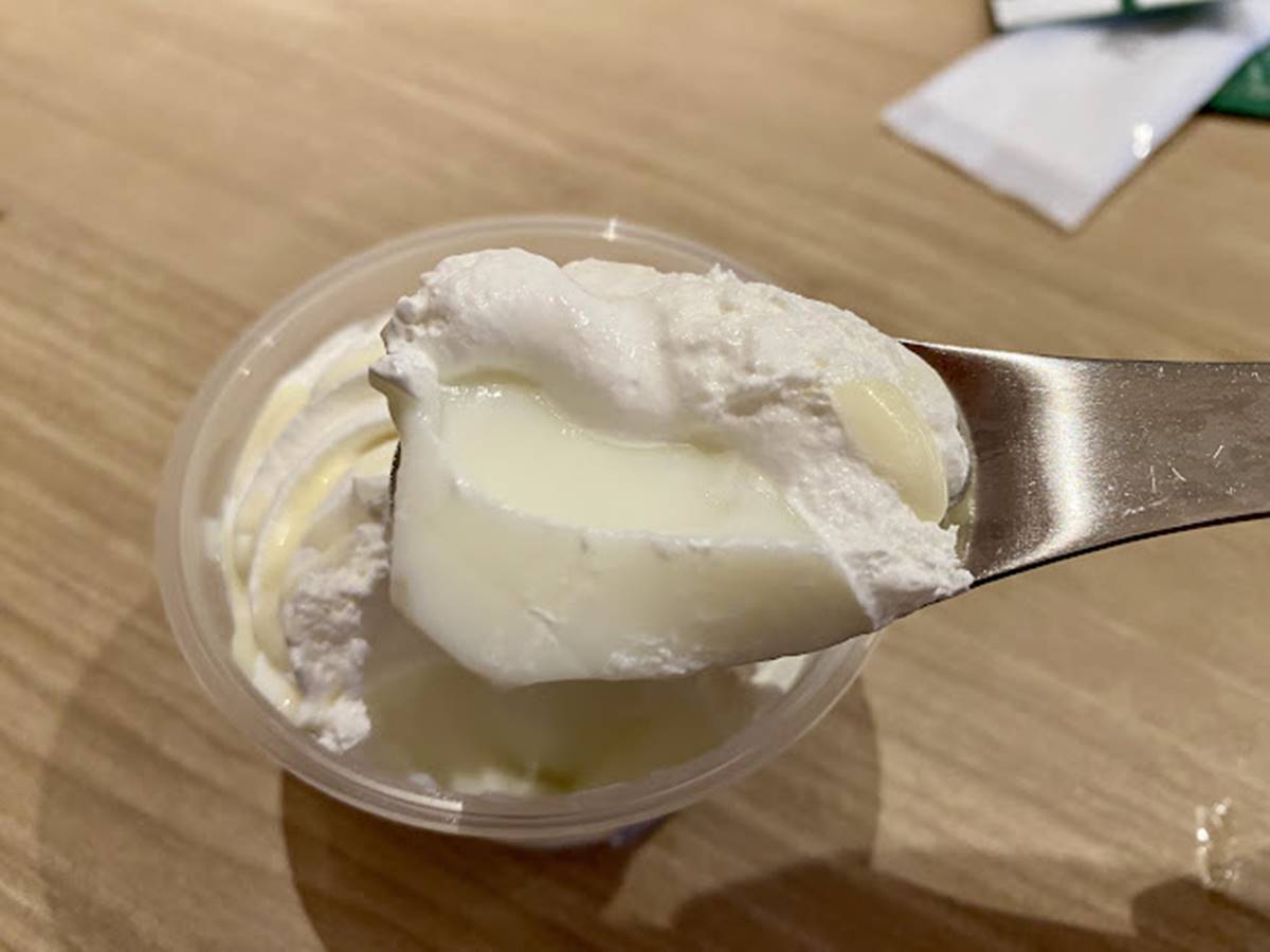 喜歡牛奶口味的朋友，這款上面有厚厚鮮奶油的牛乳布丁也不要錯過，鮮奶油上面還淋了一些煉乳，但口感並不會讓人感到油膩。（圖／十六行跡提供）