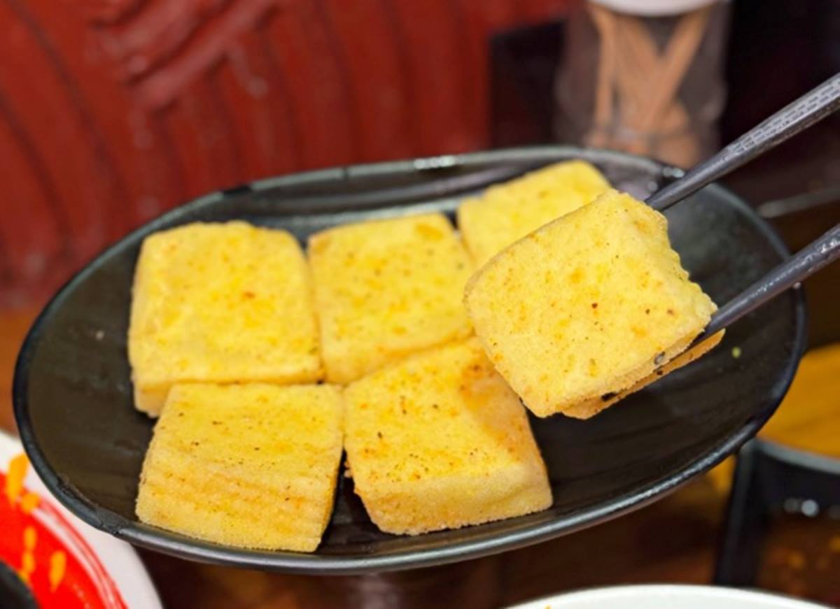 「酥皮豆腐」(60元),外酥內軟的口感搭配特製的蒜蓉醬,一口咬下豆腐幾乎入口即化。(圖/愛麗絲的吃不停人生提供)