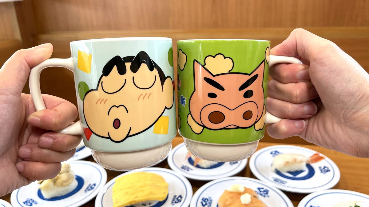 蠟筆小新限量疊疊馬克杯。(圖/藏壽司提供)