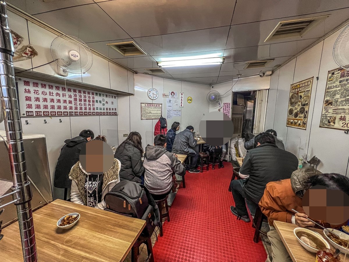 店面提供簡單的座位區,建議一定要選擇內用,才能吃到最完美的熟度口感。(圖/大手牽小手。玩樂趣提供)