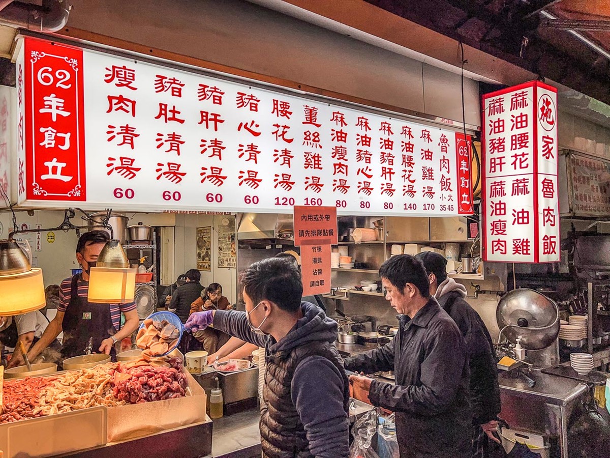 各種內臟食材直接擺在料理區,新鮮度看得見。(圖/大手牽小手。玩樂趣提供)