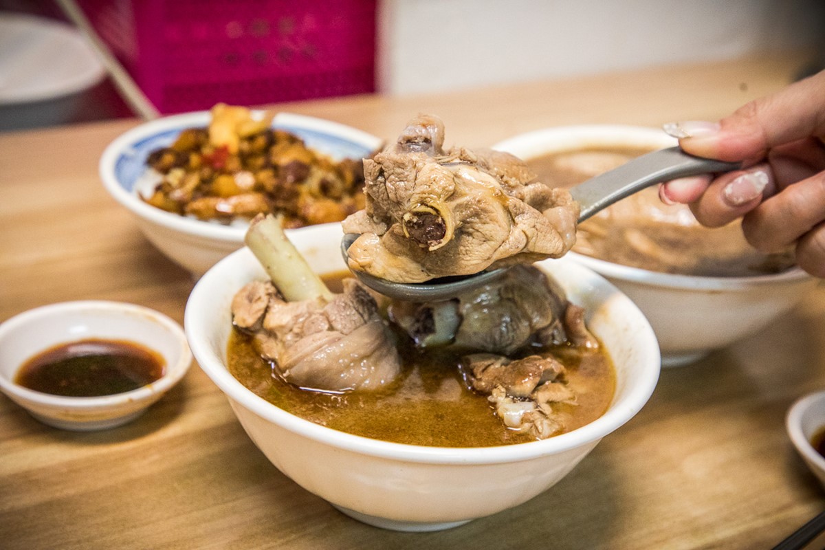「麻油雞湯」(170元)使用最嫩的雞腿肉料理,彈性十足又入味。(圖/大手牽小手。玩樂趣提供)