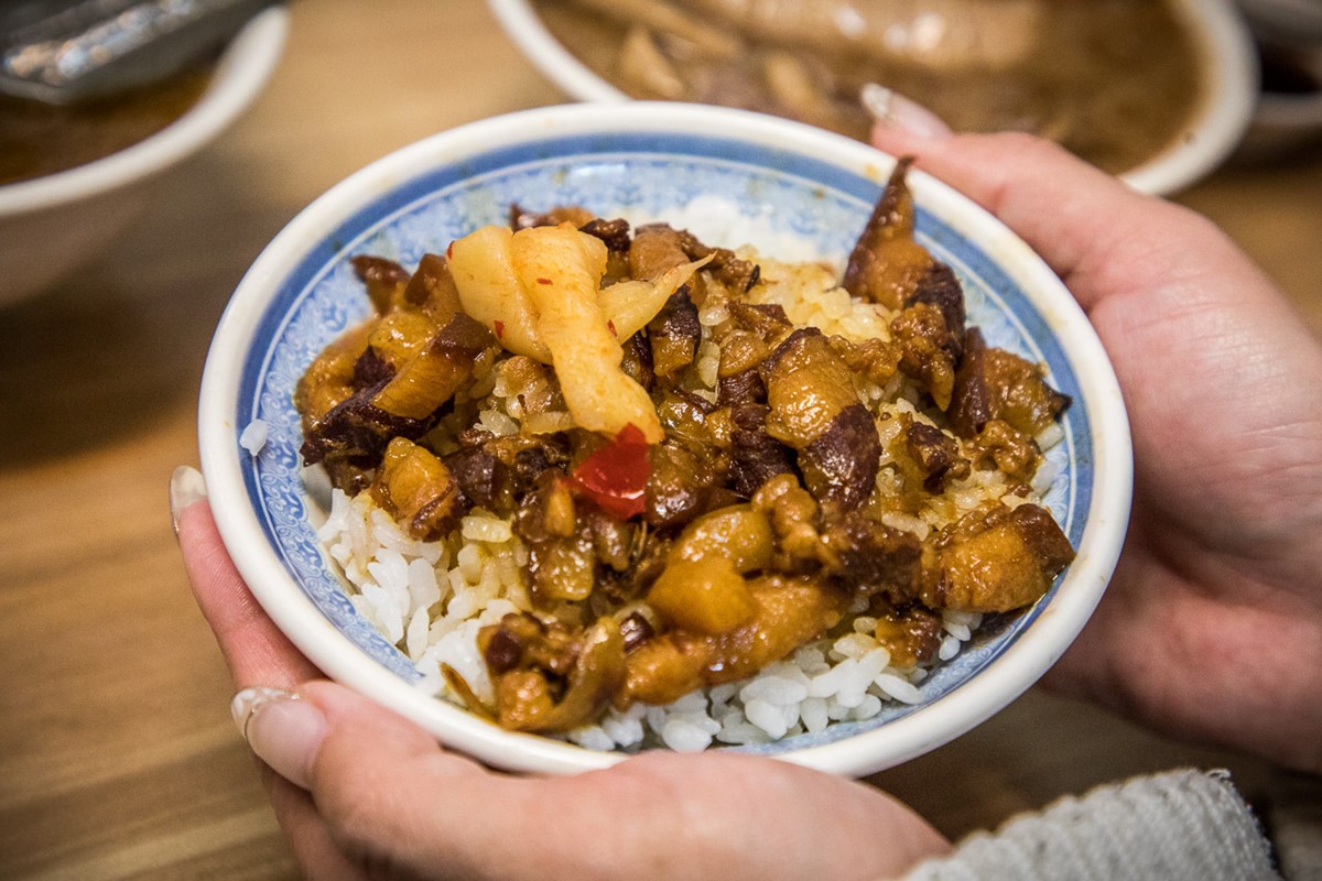 「魯肉飯」(35元,小碗、45元,大碗)醬色誘人,味道號稱不輸名店。(圖/大手牽小手。玩樂趣提供)