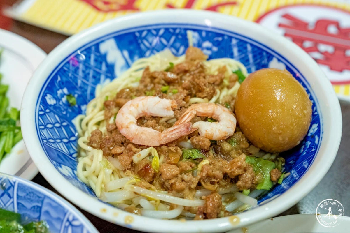 「擔仔麵」基本配備有豆芽、肉燥,推薦一定還要加點滷蛋才對味!(圖/桃桃's旅人手札提供)