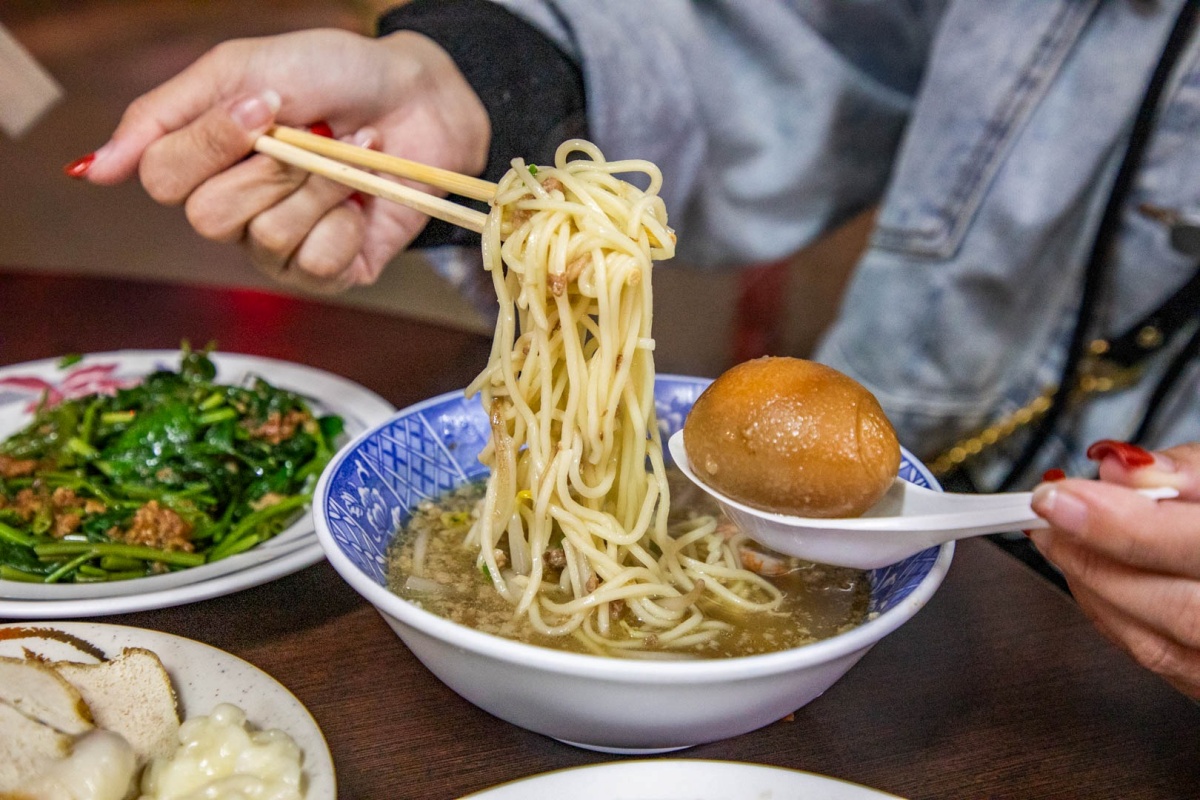 擔仔麵的麵條使用傳統黃油麵,不僅沒有鹼味,還吸附滿滿肉燥湯頭的鹹香,相當唰嘴。(圖/大手牽小手。玩樂趣提供)