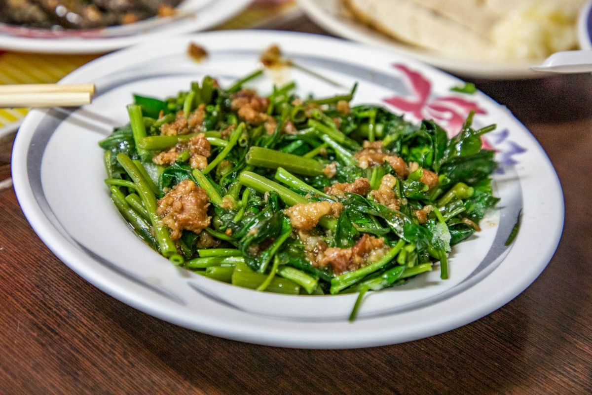 「燙青菜」淋上濃郁卻不死鹹的肉燥很加分。(圖/大手牽小手。玩樂趣提供)