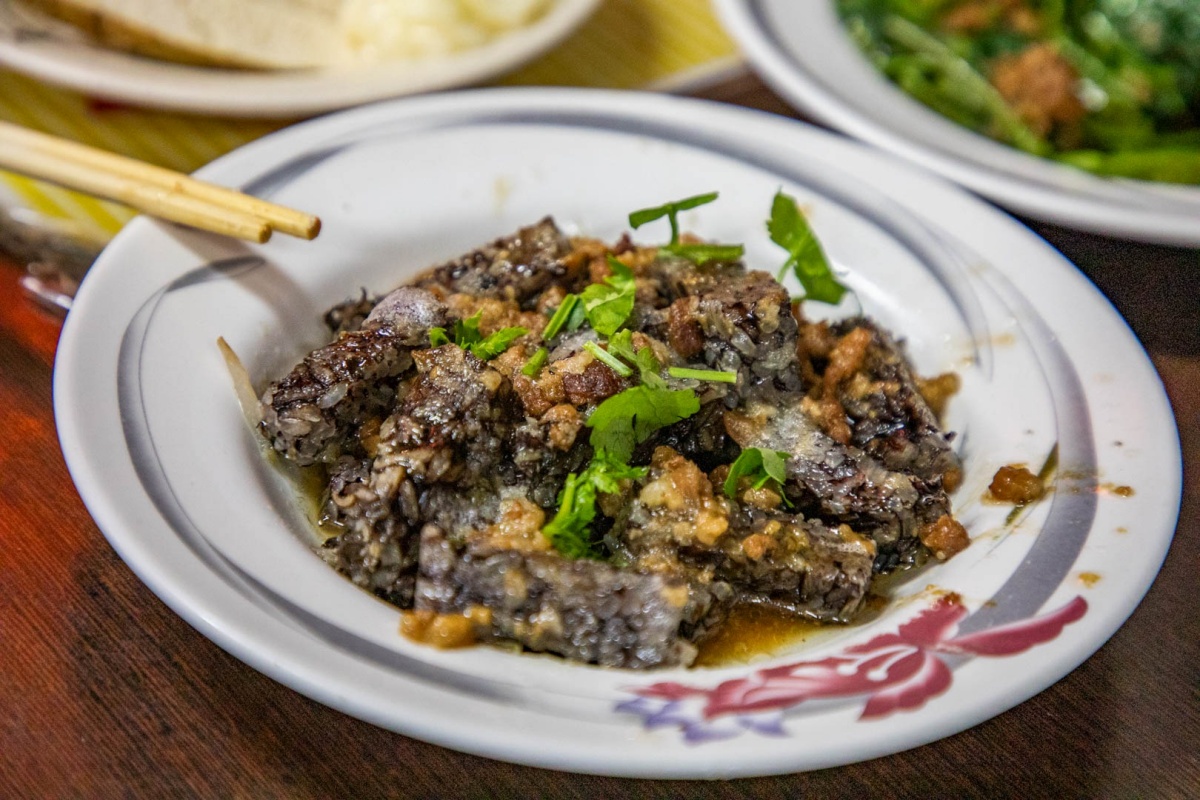 「鴨米血」(30元)加了肉燥跟蒜泥,吃起來帶有濃郁蒜香,沒想到米血跟肉燥竟然這麼搭!(圖/大手牽小手。玩樂趣提供)