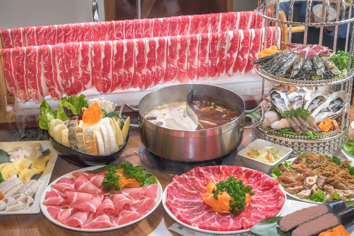 壽星專屬的「肉瀑布」,只要加價 300元,多少歲就送幾片,超適合揪阿公阿嬤來組團享用。(圖/灑椒麻辣鴛鴦鍋提供)