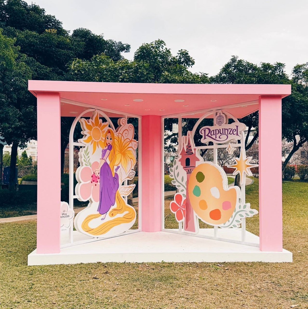現場有樂佩公主、茉莉公主打卡背板可合照。（圖／翻攝自2025樂活夜櫻季官網）