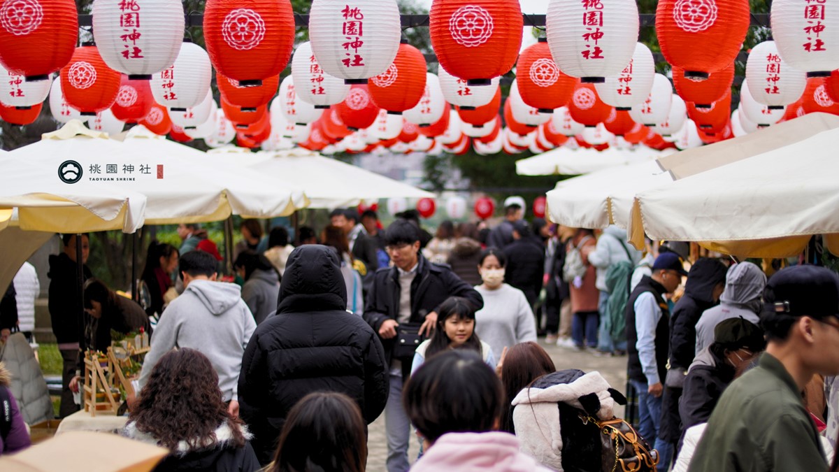 神社大道有紅白燈籠高高掛，打卡超好拍，還能逛新春市集。（圖／桃園神社提供）