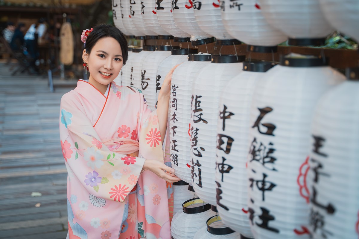 神社大道有紅白燈籠高高掛，打卡超好拍，還能逛新春市集。（圖／桃園神社提供）