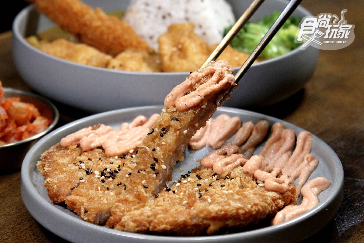 「海陸咖哩」的炸豬排選用里肌肉，口改酥脆有嚼勁，搭配自調的大蒜番茄醬，帶有蒜香更顯層次感。（圖／食尚玩家）