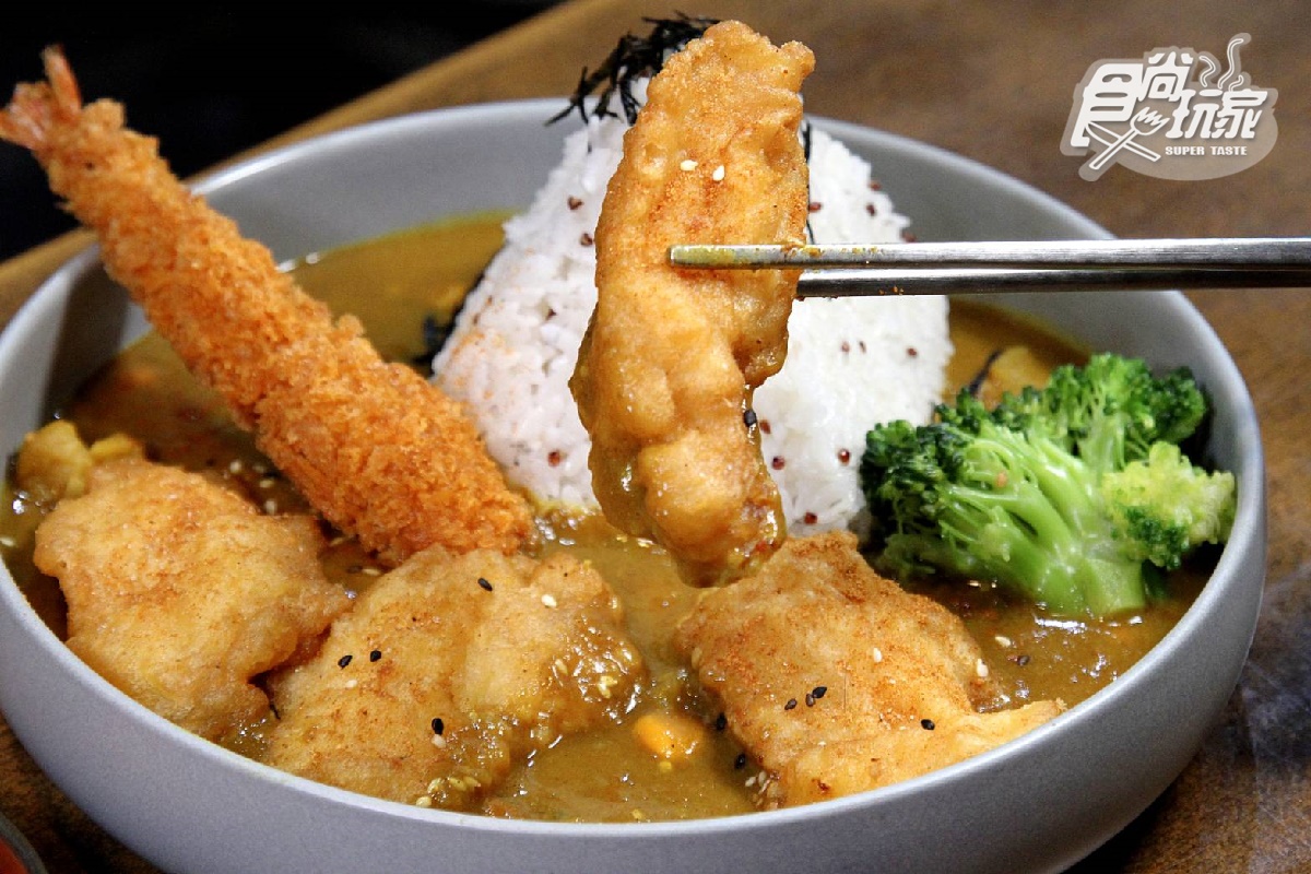 「倔醬」最著名的咖哩採用雞湯熬煮，並加入印度香料熬製，風味濃郁。（圖／食尚玩家）