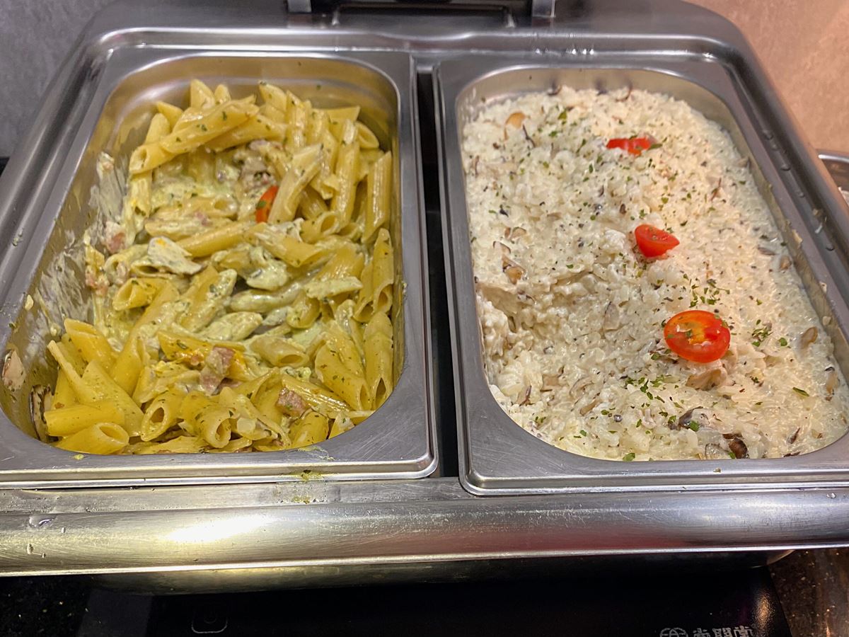 青醬培根筆管麵和松露野菇燉飯可以吃到飽,非常佛心。(圖/神農太太底家提供)