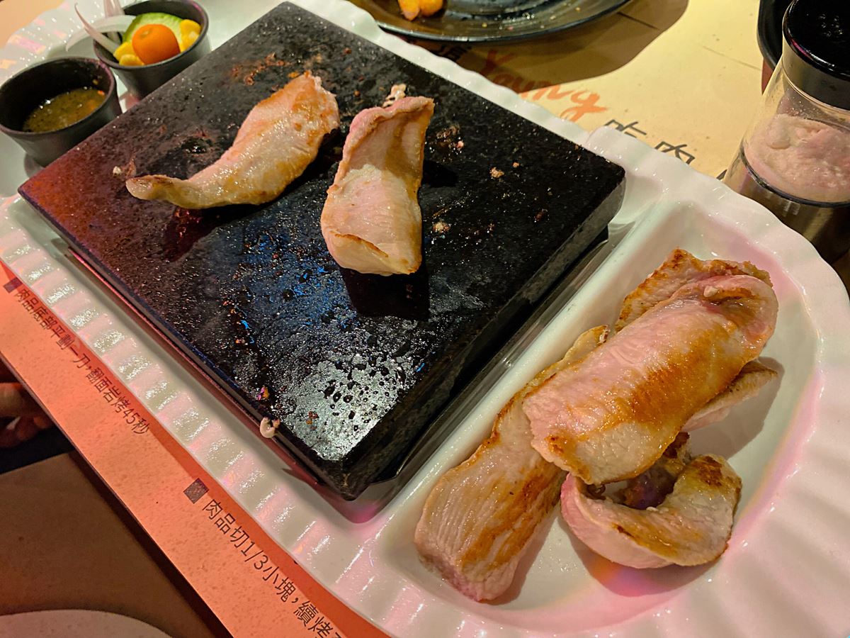 「西班牙松阪豬」(528元,180g)油花美美的,可搭配海鹽沾著吃。(圖/神農太太底家提供)