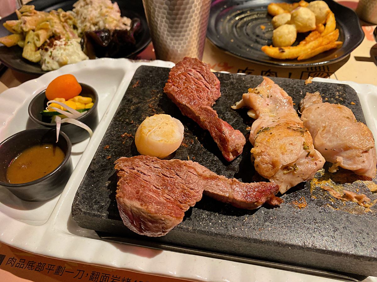 「美國安格斯蓋肉+義式香草雞腿排」(399元,200g)是牛雞組合的半半岩燒系列,一樣可享精選自助吧吃到飽。(圖/神農太太底家提供)